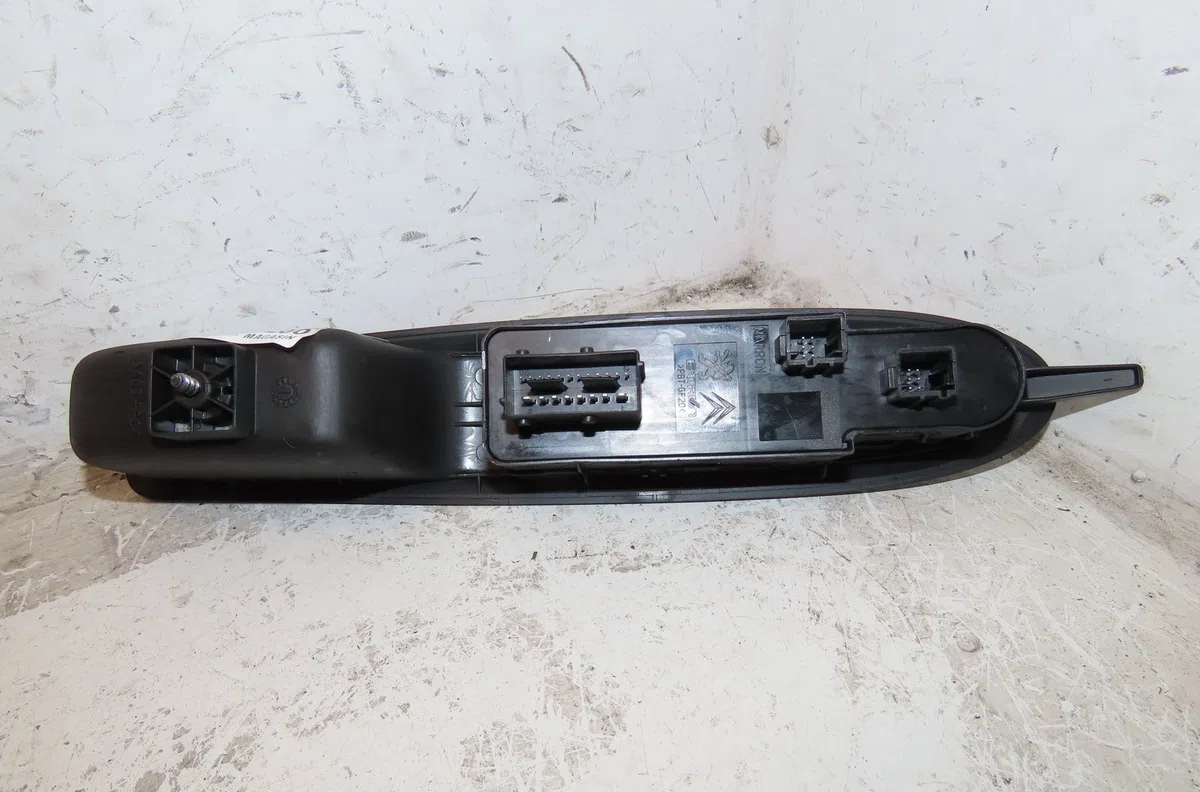 Commande lève-glace porte avant gauche Citroen C4 II (NC_) 1.6 hdi 90 (2009) 5 portes occasion