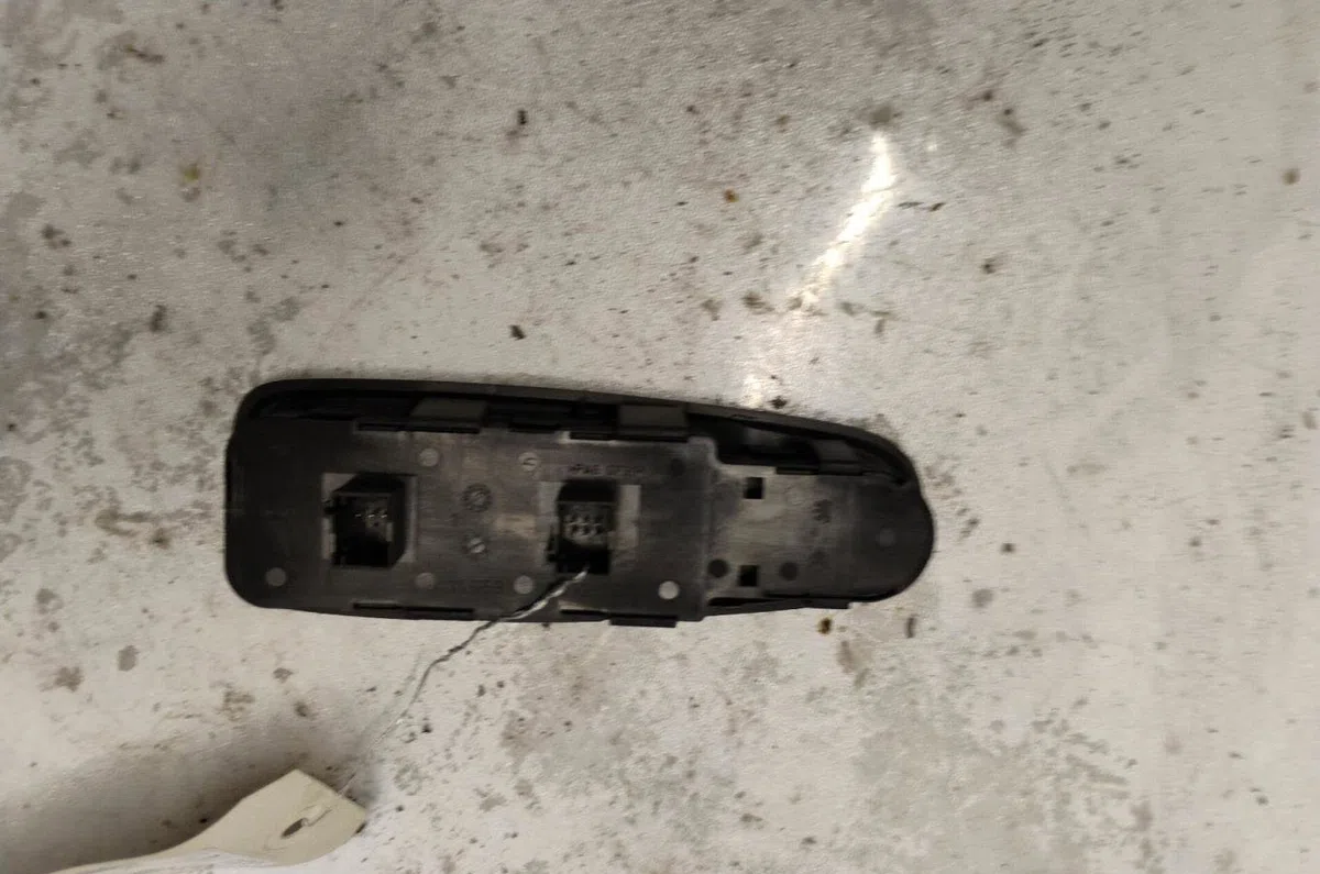 Commande lève-glace porte avant gauche CITROEN C4 PICASSO 1 occasion — photo 4