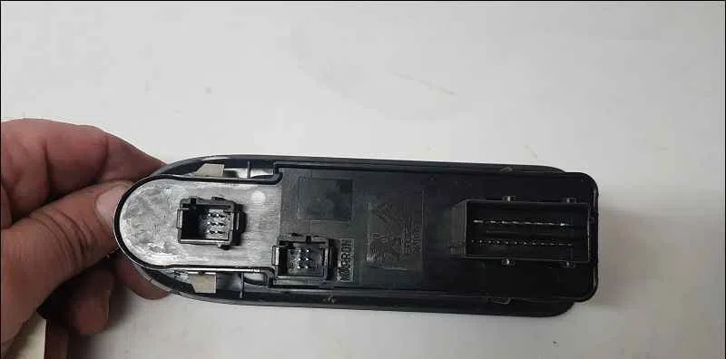 Commande lève-glace porte avant gauche CITROEN C5 II occasion — photo 2
