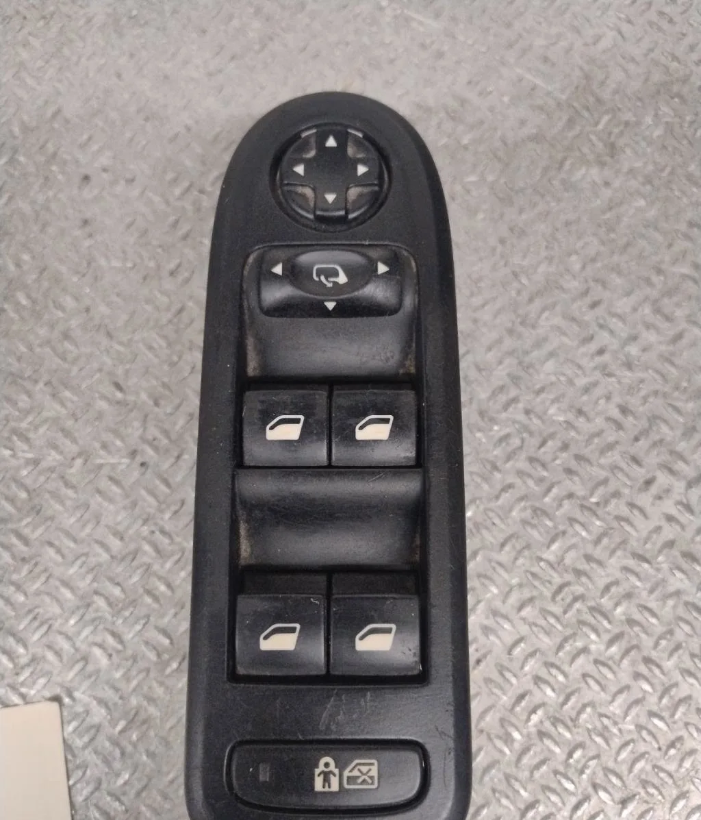 Commande lève-glace porte avant gauche Citroen C5 III Break (RW_) 2.0 hdi 140 (2009) 5 portes occasion