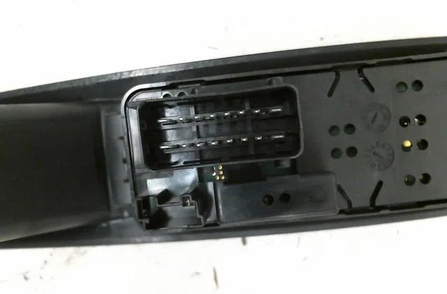 Commande lève-glace porte avant gauche Citroen DS3 (SA_) 1.4 vti 95 (2010-2015) occasion — photo 4
