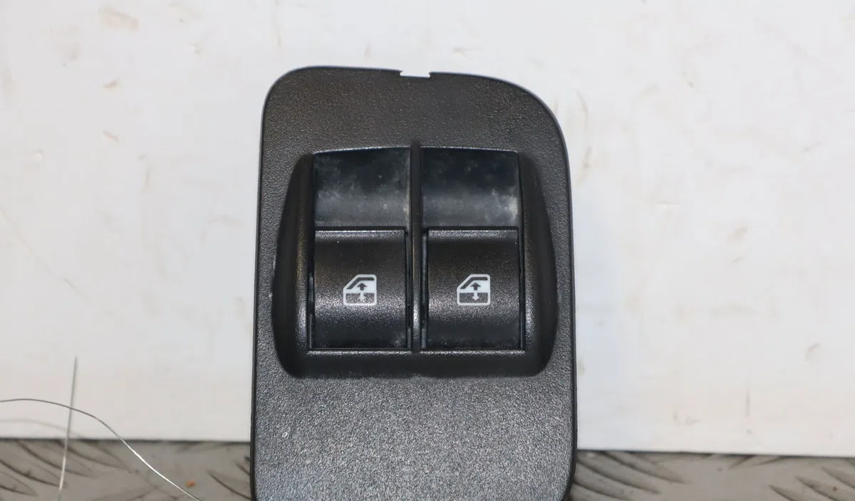 Commande lève-glace porte avant gauche Citroen NEMO Camionnette-Monospace (AA_) 1.4 hdi (2008) 4 portes occasion — photo 3