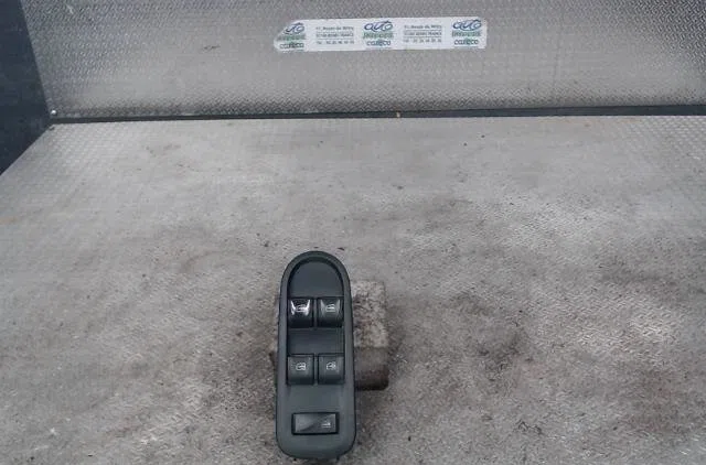 Commande lève-glace porte avant gauche DACIA DUSTER 1  DUSTER 1 PHASE 2 occasion — photo 2