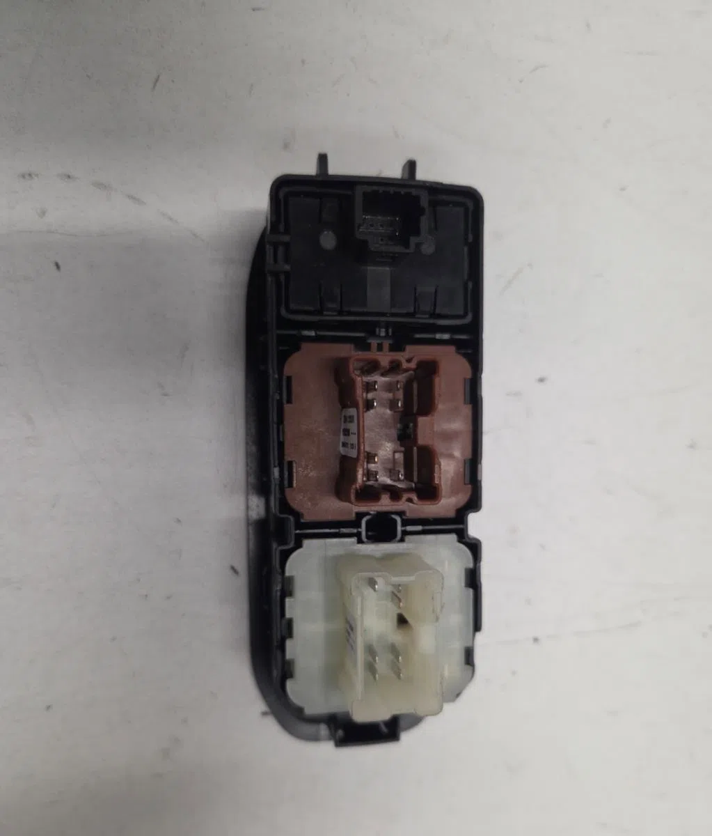 Commande lève-glace porte avant gauche DACIA DUSTER 2 PHASE 1 occasion — photo 4