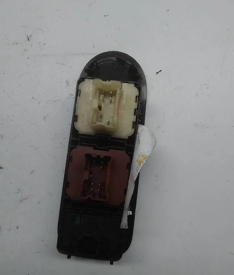 Commande lève-glace porte avant gauche DACIA DUSTER 2016 occasion — photo 2