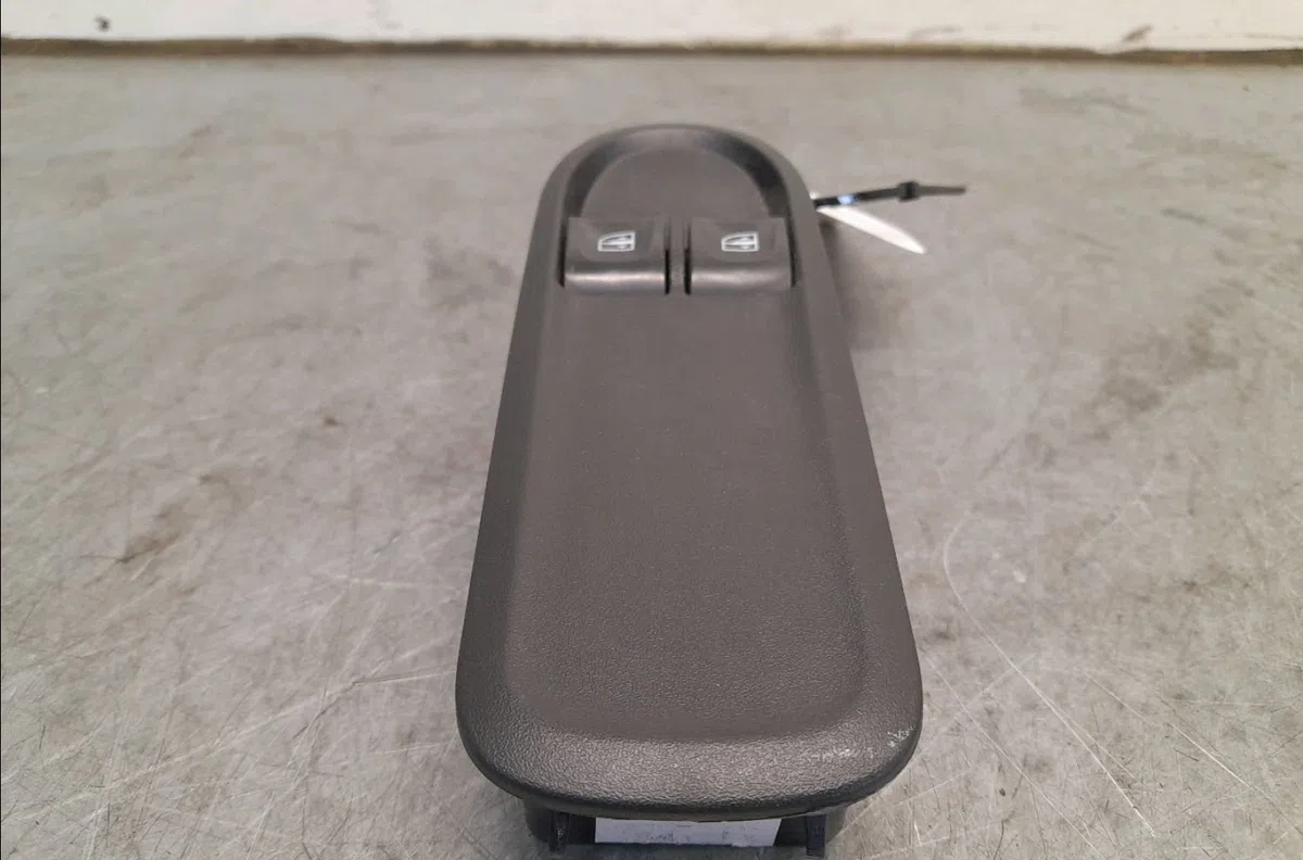 Commande lève-glace porte avant gauche Dacia DUSTER (HS_) 1.5 dci (2010-2018) occasion