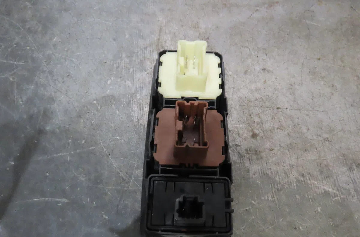 Commande lève-glace porte avant gauche DACIA LODGY 2018 occasion — photo 2