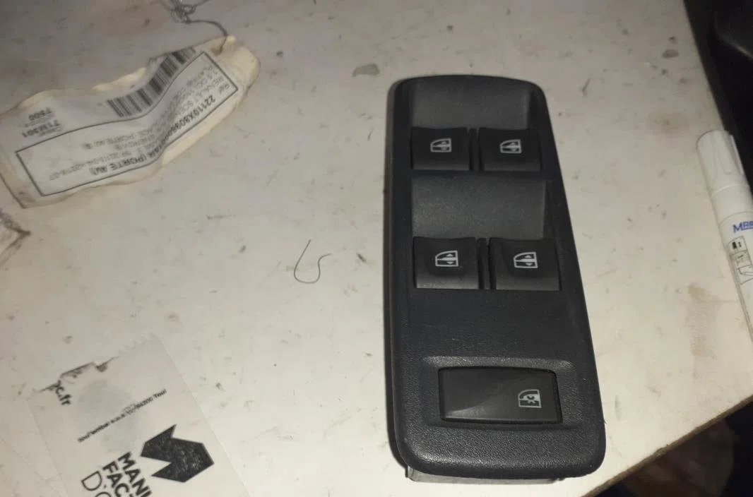 Commande lève-glace porte avant gauche Dacia LODGY (JS_) 1.5 dci (2012) 5 portes occasion