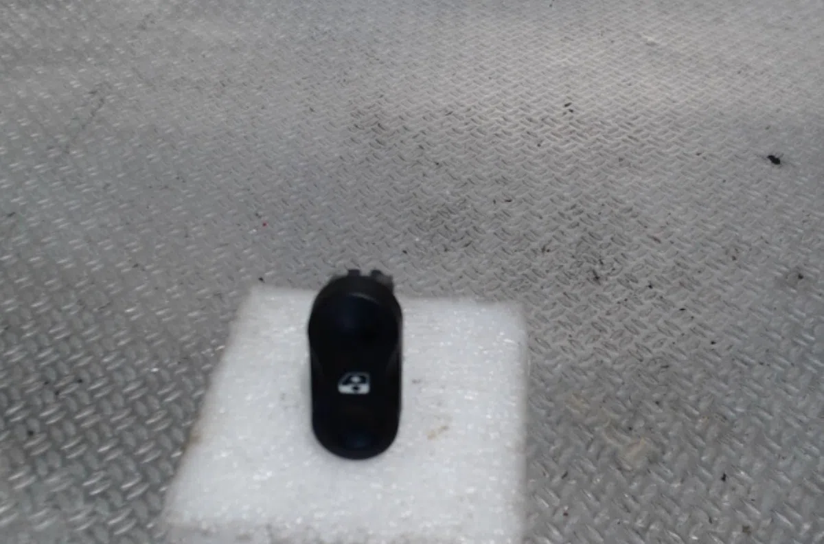Commande lève-glace porte avant gauche DACIA LOGAN MCV 1 PHASE 2 BREAK occasion — photo 2