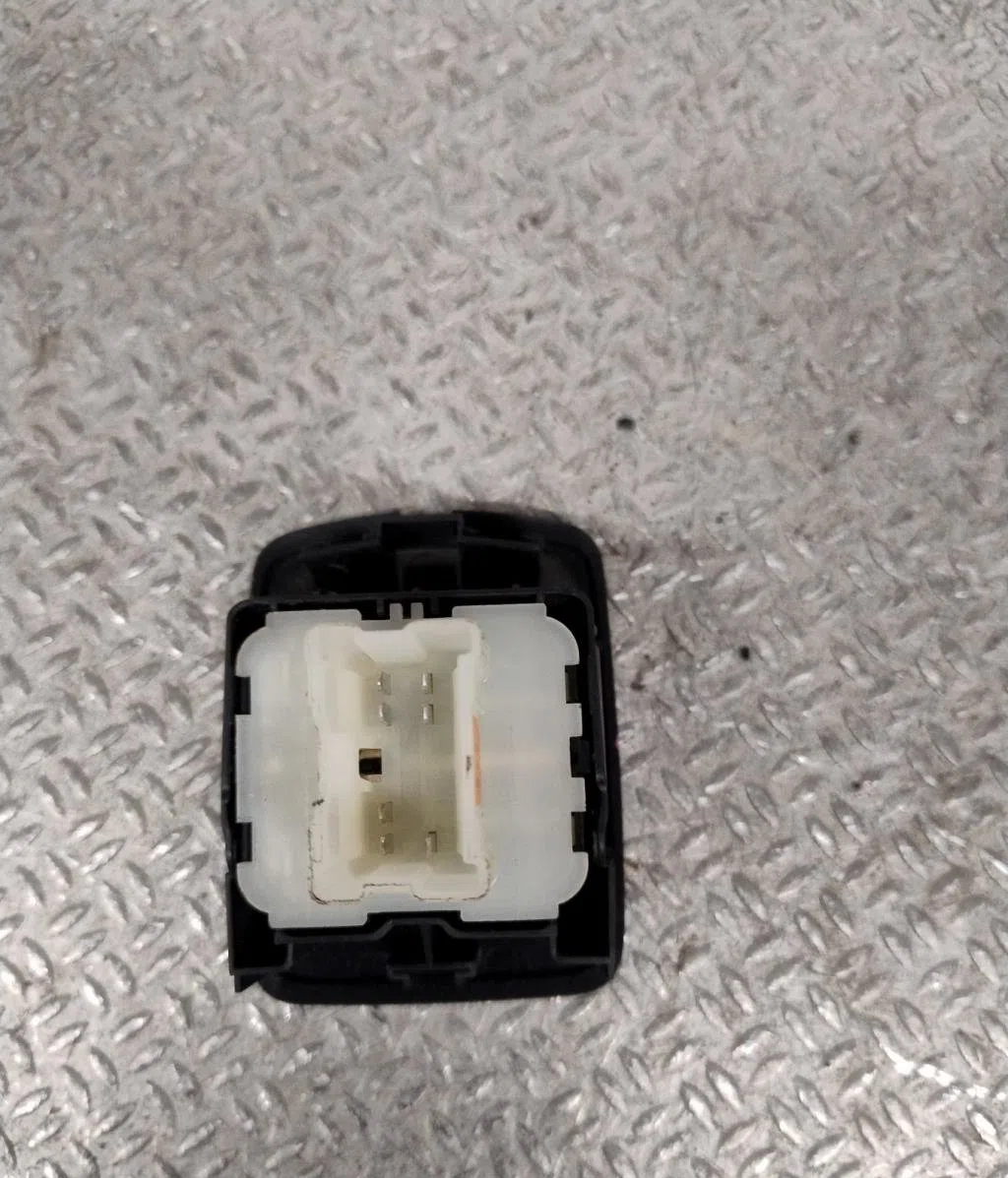 Commande lève-glace porte avant gauche Dacia SANDERO II 1.0 sce 75 (b8jc, b8jd) (2016) occasion — photo 2