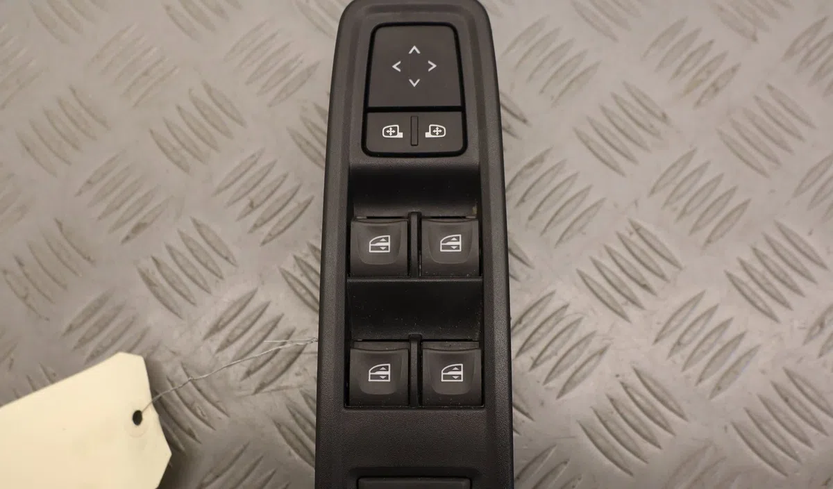 Commande lève-glace porte avant gauche Dacia SANDERO III 1.0 sce 65 (2021) occasion — photo 2