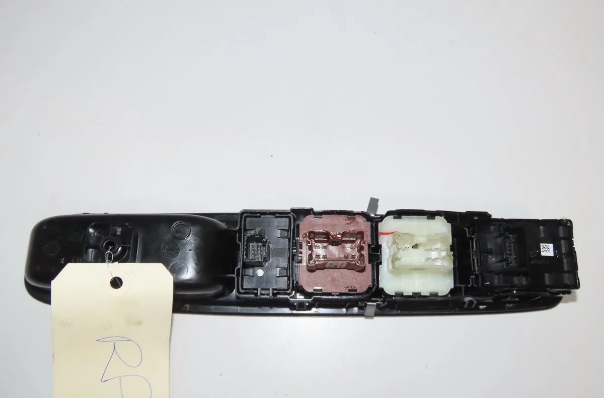 Commande lève-glace porte avant gauche Dacia SANDERO III Liberty 125 i.e. (m73) (2012) occasion