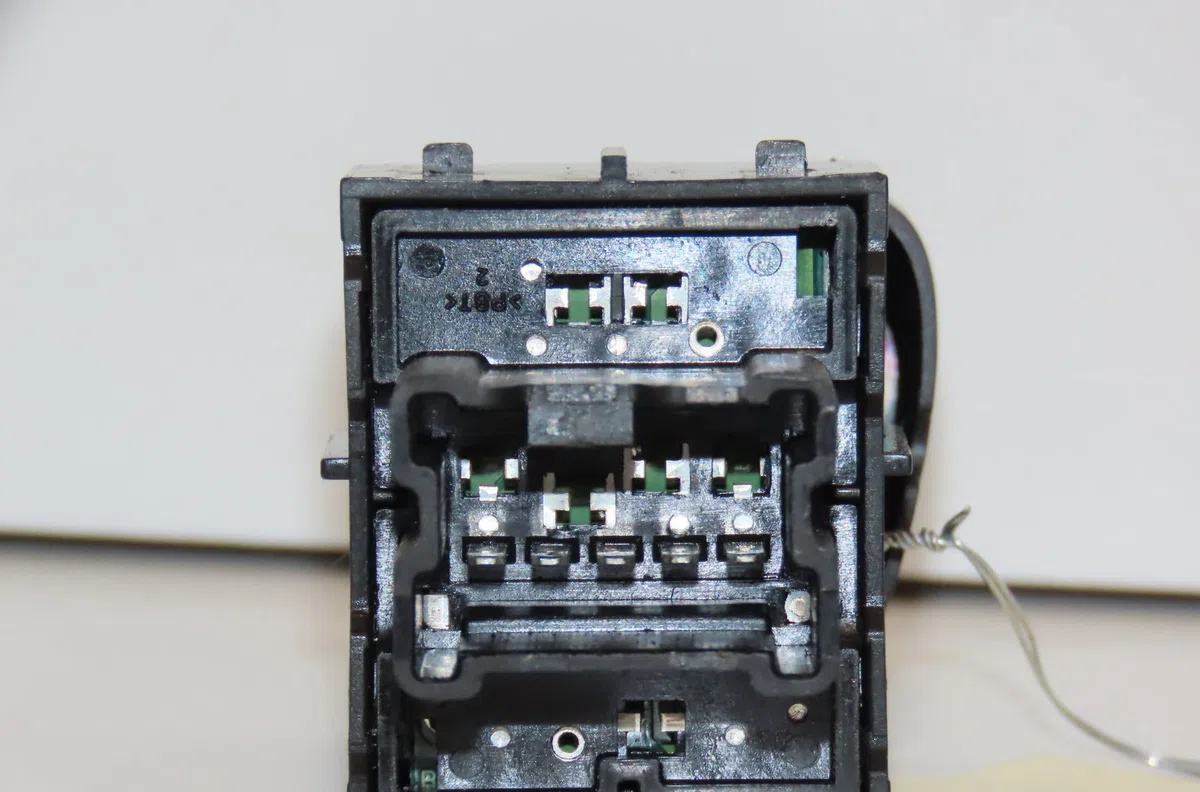 Commande lève-glace porte avant gauche Dacia SPRING Ev (b6m1) (2020) 5 portes occasion
