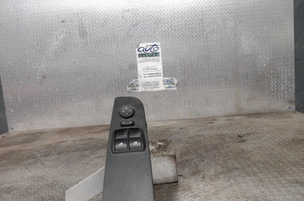 Commande lève-glace porte avant gauche Fiat GRANDE PUNTO (199_) 1.3 d multijet (199.axd11, 199.axd1a, 199.axd1b,... (2005-2010) 5 portes occasion