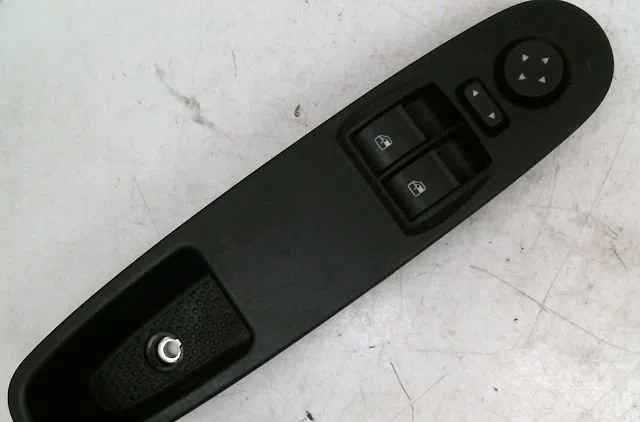 Commande lève-glace porte avant gauche Fiat PUNTO (199_) 1.2 (199axz1a, 199bxz1a) (2012) occasion