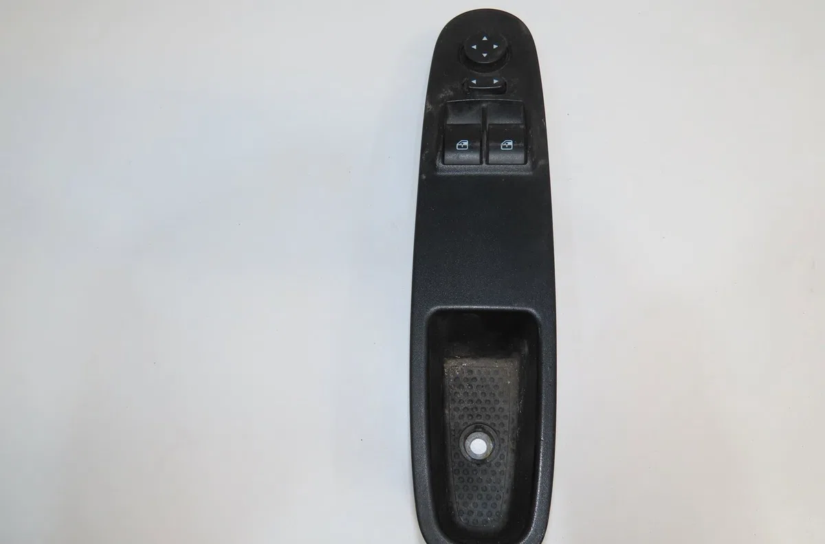 Commande lève-glace porte avant gauche Fiat PUNTO (199_) 1.4 (199axb1a, 199bxb1a, 199bxb11, 199axb11) (2012) occasion