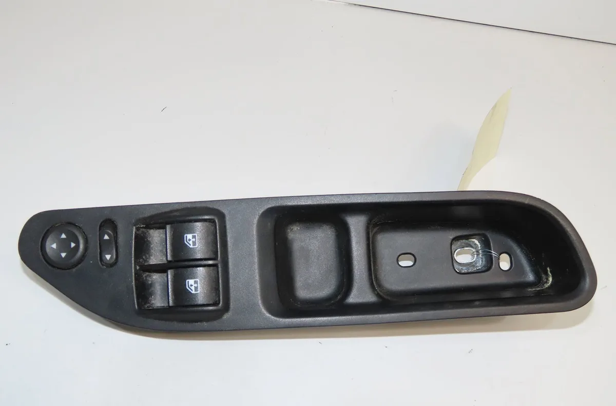 Commande lève-glace porte avant gauche Fiat TIPO 3-5 portes (356_, 357_) 1.4 (356hxa1b) (2016-2020) occasion