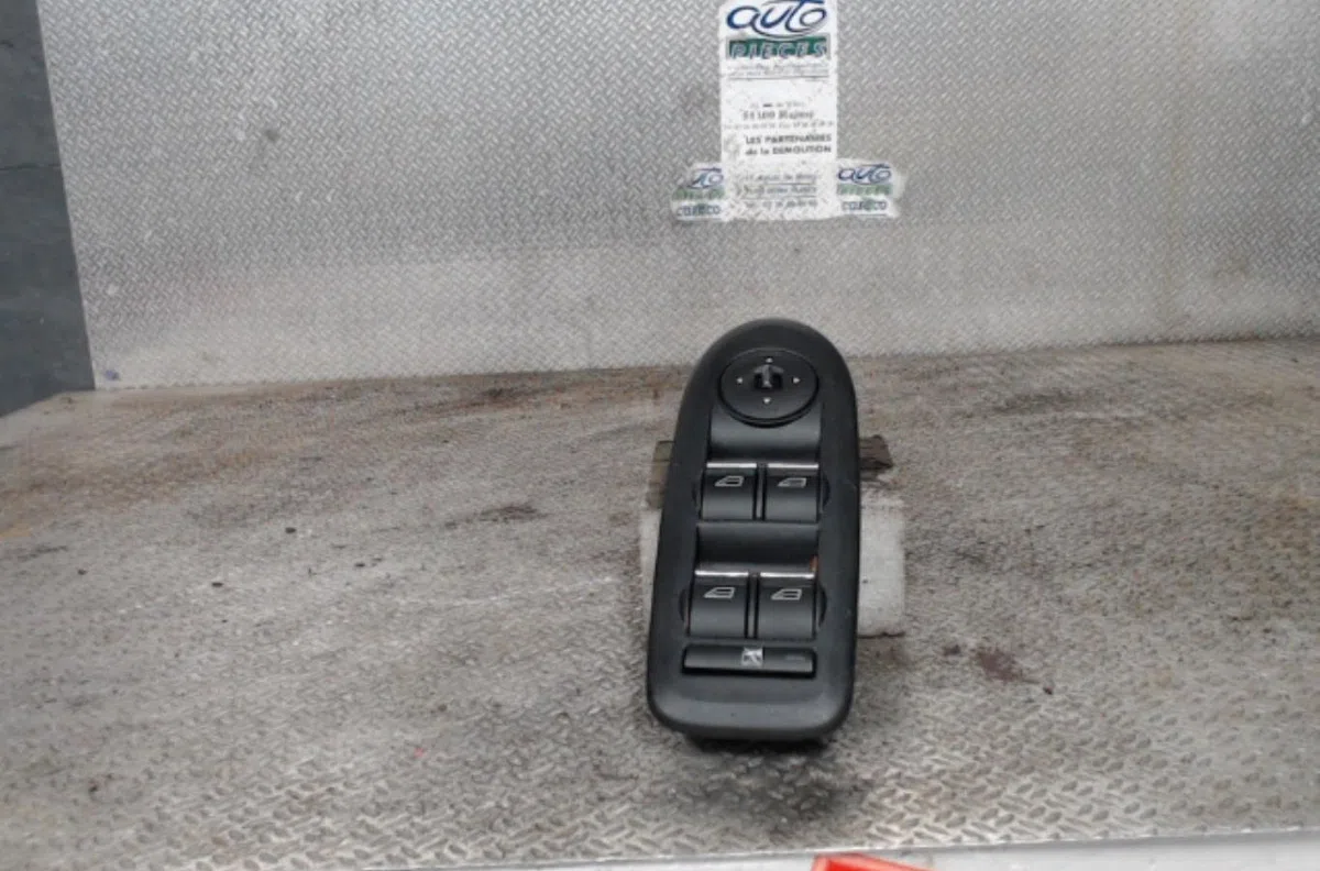 Commande lève-glace porte avant gauche FORD C-MAX 1 PHASE 2 occasion — photo 2