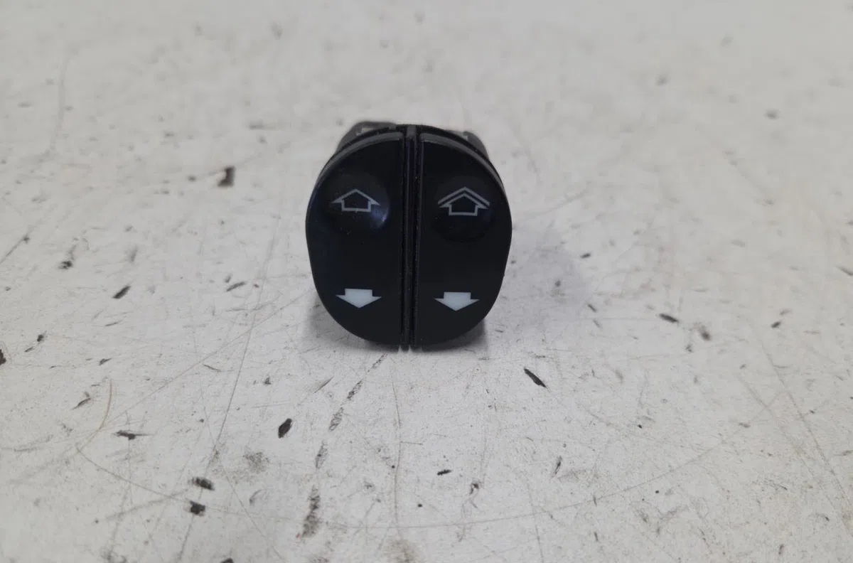 Commande lève-glace porte avant gauche FORD FIESTA 5 PHASE 2 occasion — photo 2
