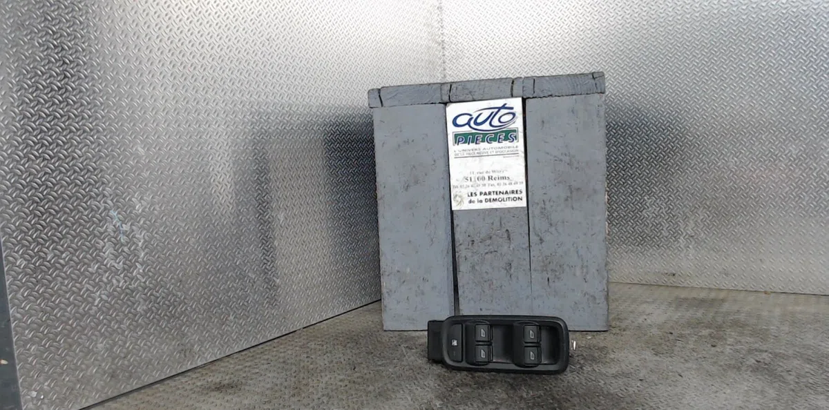 Commande lève-glace porte avant gauche FORD FIESTA 6  0 occasion — photo 2