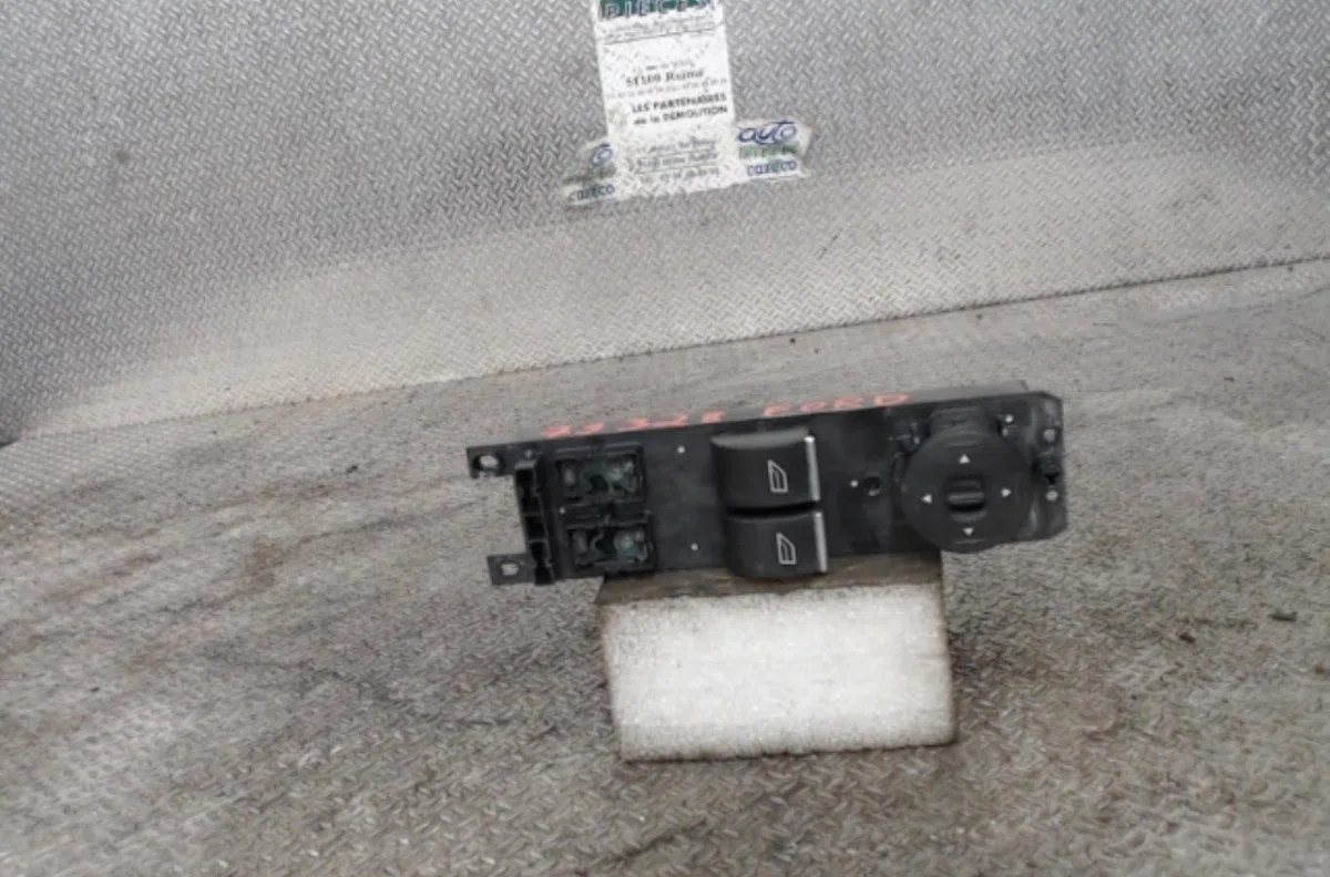 Commande lève-glace porte avant gauche FORD FIESTA 6  FIESTA 6 PHASE 2 occasion