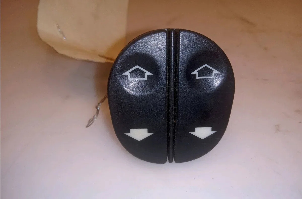 Commande lève-glace porte avant gauche Ford FIESTA V (JH_, JD_) 1.4 tdci (2001-2008) 5 portes occasion