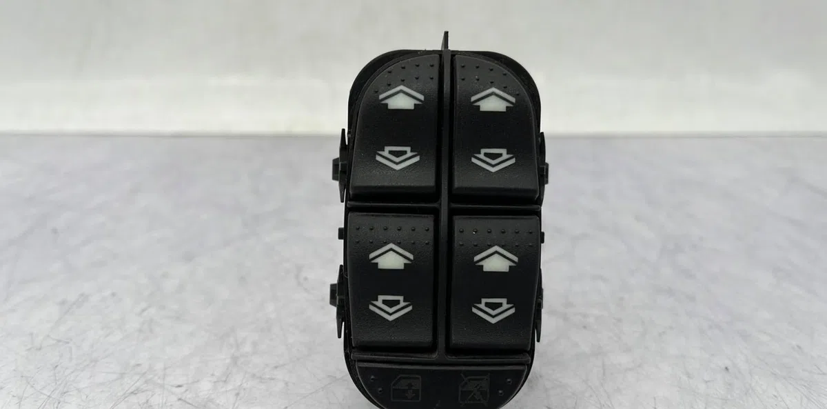Commande lève-glace porte avant gauche FORD FOCUS 1 BREAK occasion — photo 2