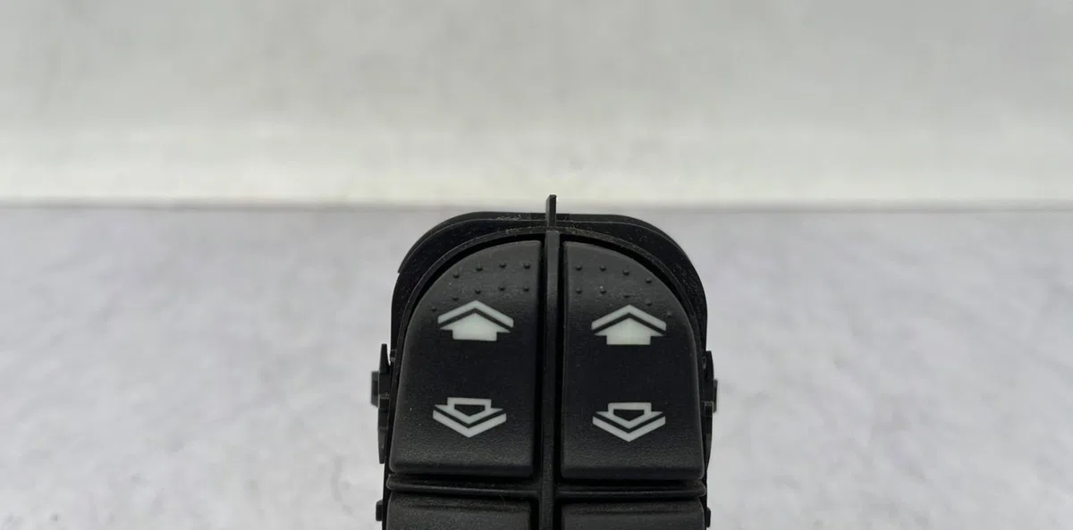 Commande lève-glace porte avant gauche FORD FOCUS 1 BREAK occasion — photo 3