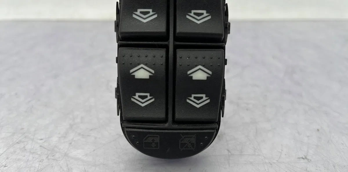 Commande lève-glace porte avant gauche FORD FOCUS 1 BREAK occasion — photo 4