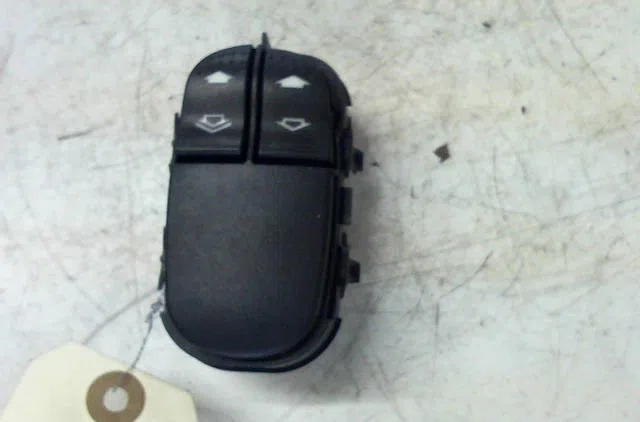 Commande lève-glace porte avant gauche FORD FOCUS 2003 occasion — photo 3