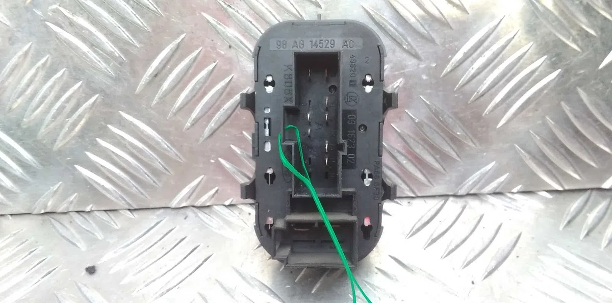 Commande lève-glace porte avant gauche Ford FOCUS I Clipper (DNW) 1.6 16v (1999-2004) occasion — photo 2