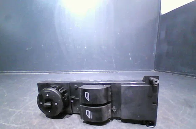 Commande lève-glace porte avant gauche Ford FOCUS II (DA_, HCP, DP) 1.6 tdci (2004-2012) occasion — photo 3