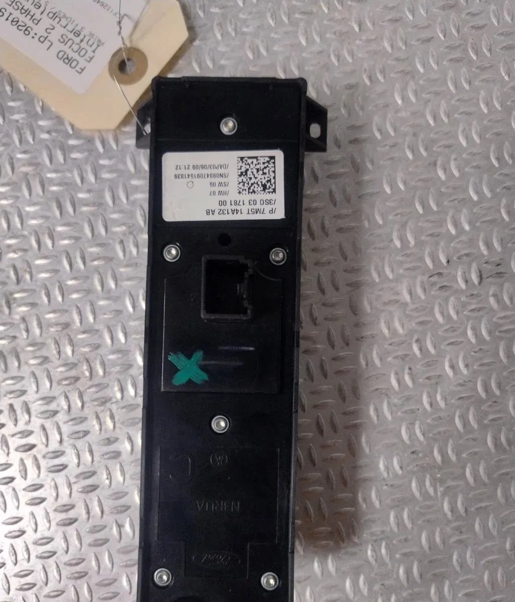 Commande lève-glace porte avant gauche Ford FOCUS II Turnier (DA_, FFS, DS) 1.8 tdci (2004-2012) occasion — photo 2