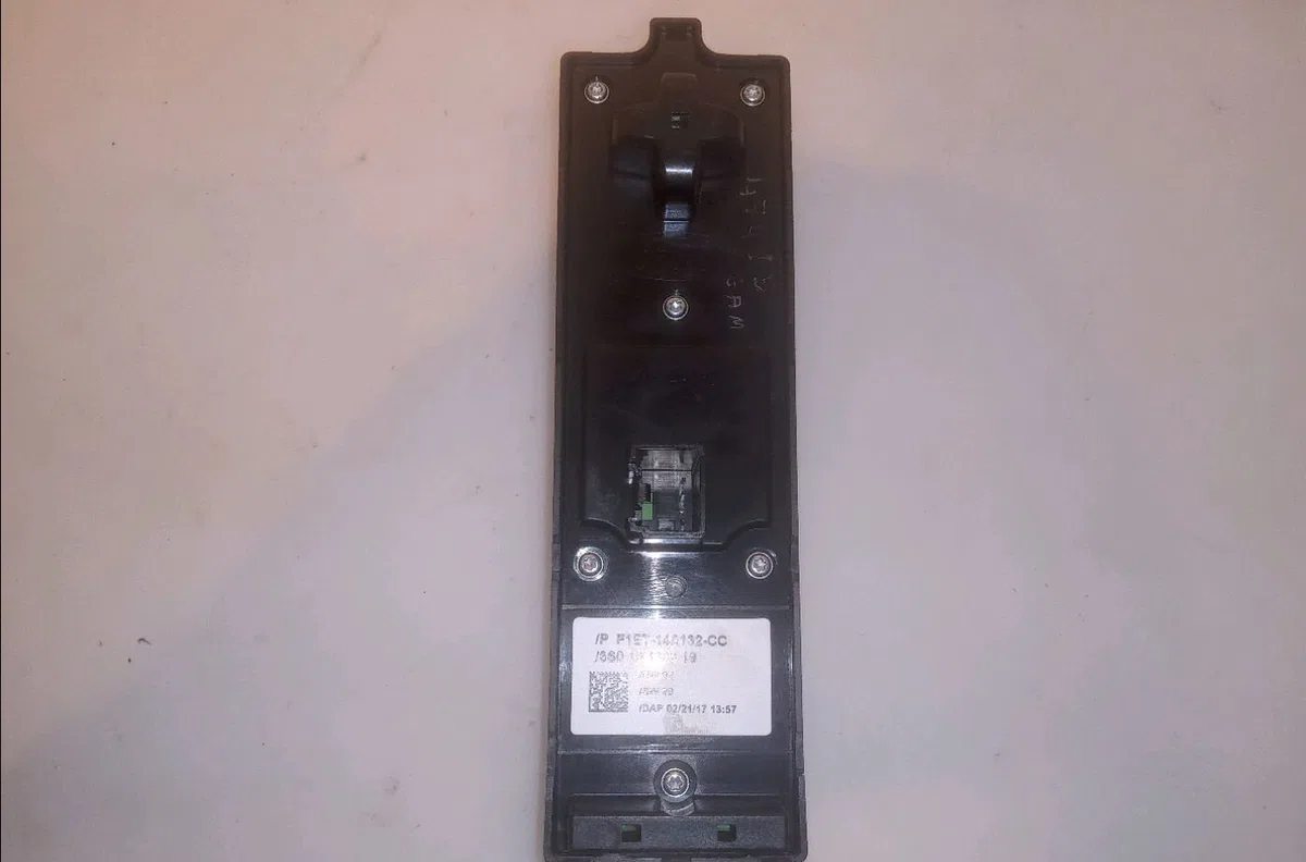 Commande lève-glace porte avant gauche Ford FOCUS III 1.0 ecoboost (2012-2017) occasion — photo 2