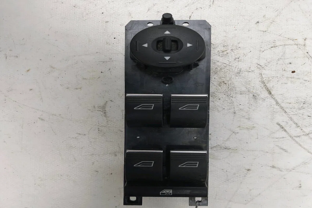 Commande lève-glace porte avant gauche Ford FOCUS III 1.5 tdci (2014-2017) occasion