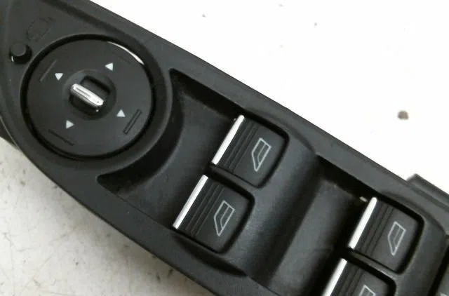 Commande lève-glace porte avant gauche Ford FOCUS III 1.6 ti (2010-2018) occasion — photo 3
