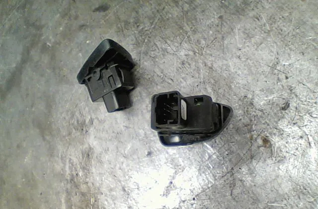 Commande lève-glace porte avant gauche Ford KA (RU8) 1.3 tdci (2008-2016) occasion — photo 3