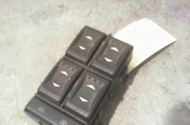 Commande lève-glace porte avant gauche FORD MONDEO 2002 occasion — photo 2