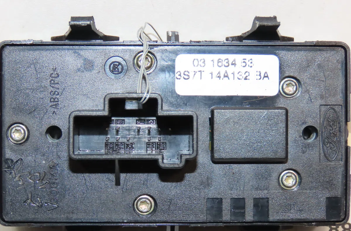 Commande lève-glace porte avant gauche Ford MONDEO III A trois volumes (B4Y) 2.0 16v (2000-2007) occasion — photo 2