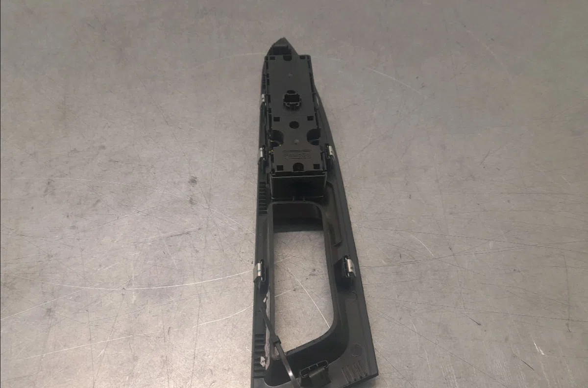 Commande lève-glace porte avant gauche Ford MONDEO V 3-5 portes (CE) 1.5 tdci (2015) occasion — photo 2