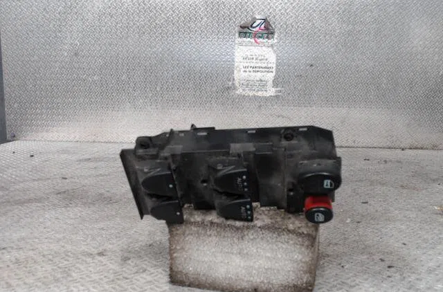 Commande lève-glace porte avant gauche HONDA CIVIC 8 PHASE 1 occasion — photo 2