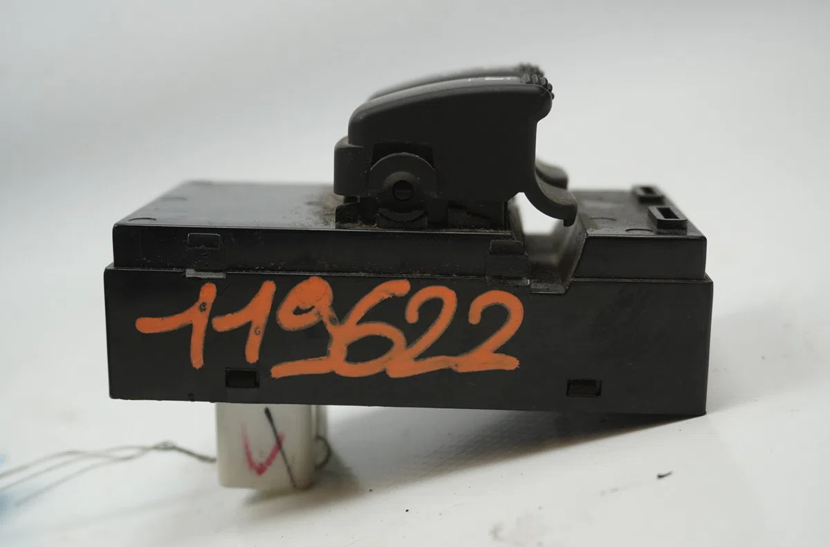 Commande lève-glace porte avant gauche Hyundai GETZ (TB) 1.1 (2002-2005) occasion — photo 2