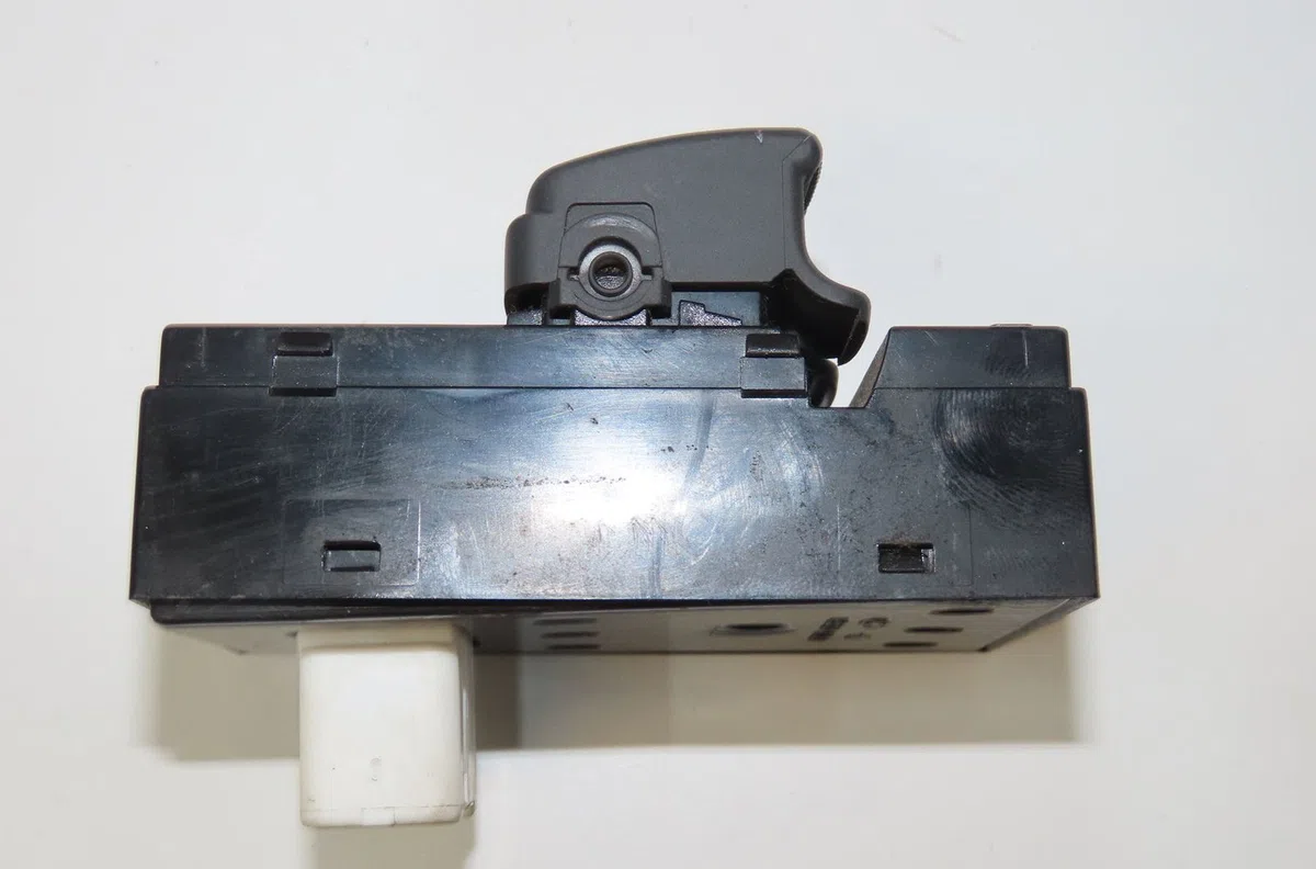 Commande lève-glace porte avant gauche Hyundai GETZ (TB) 1.5 crdi (2003-2005) occasion — photo 2