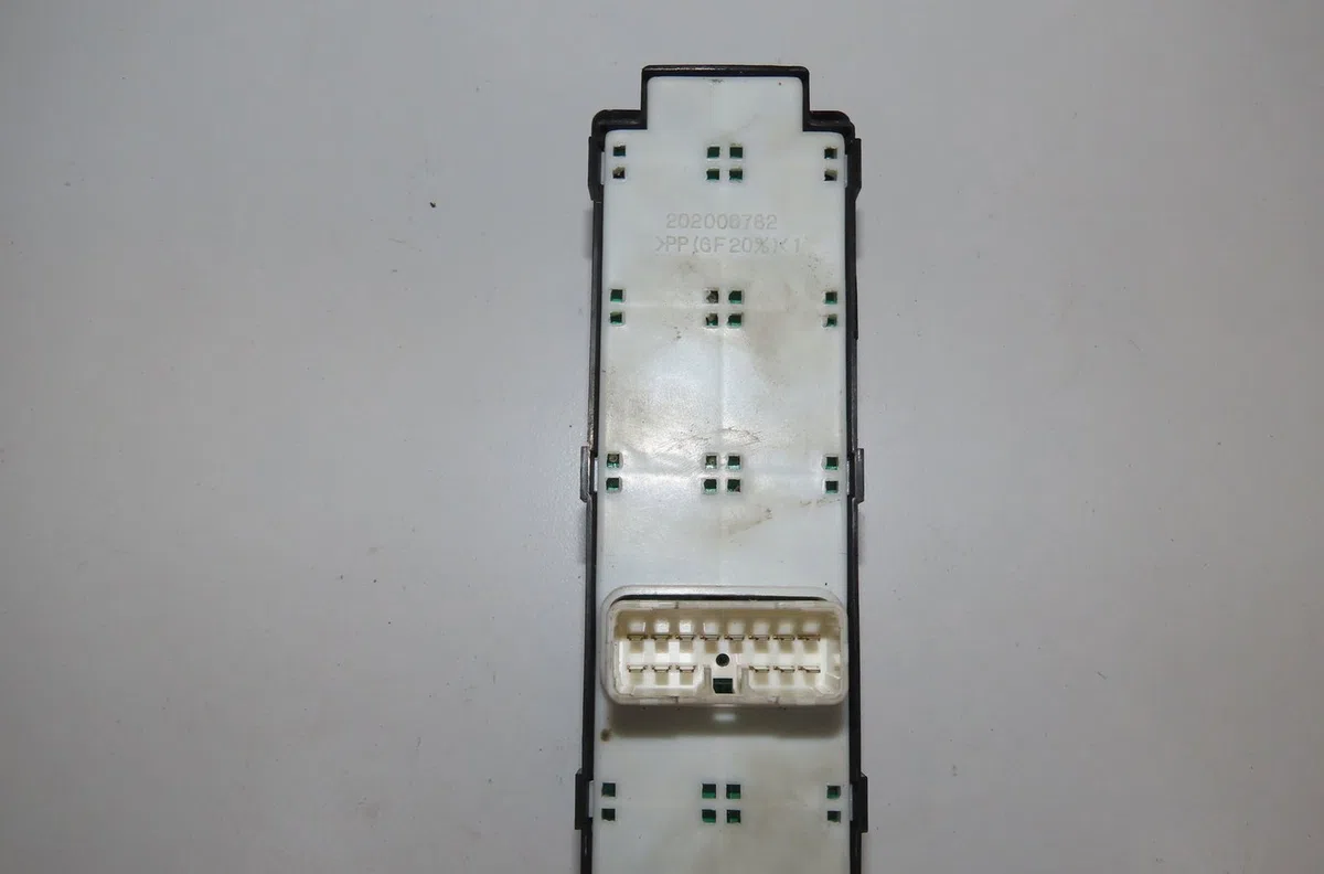Commande lève-glace porte avant gauche Hyundai I20 I (PB, PBT) 1.2 (2008-2012) occasion — photo 2