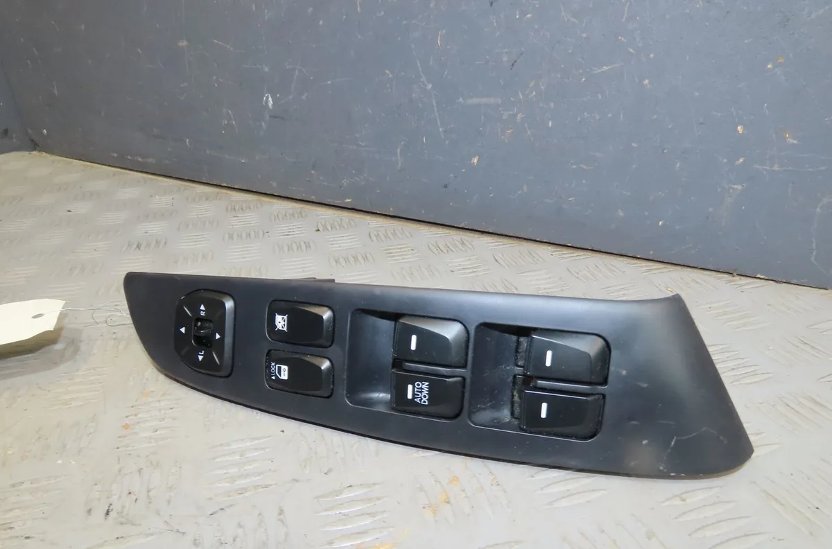 Commande lève-glace porte avant gauche Hyundai Ix35 (LM, EL, ELH) 1.7 crdi (2010) 5 portes occasion
