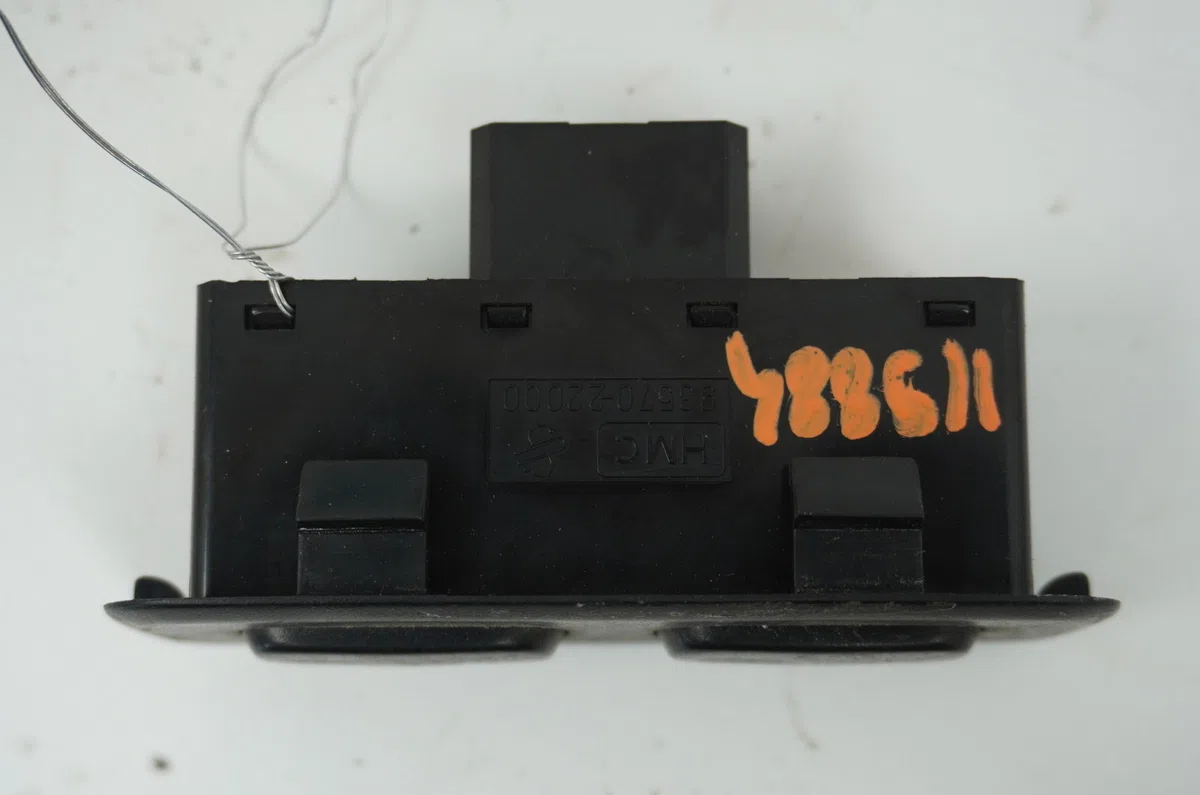 Commande lève-glace porte avant gauche Hyundai PONY I (X-3) 1.3 i 12v (1994-2000) occasion