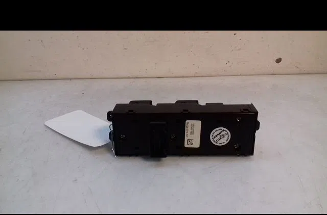 Commande lève-glace porte avant gauche Kia CEE'D (JD) 1.6 crdi 128 (2012-2018) occasion — photo 3