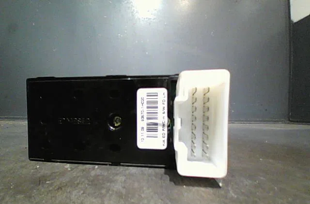 Commande lève-glace porte avant gauche Kia CEE'D SW (ED) 1.6 crdi 115 (2007-2012) occasion — photo 2
