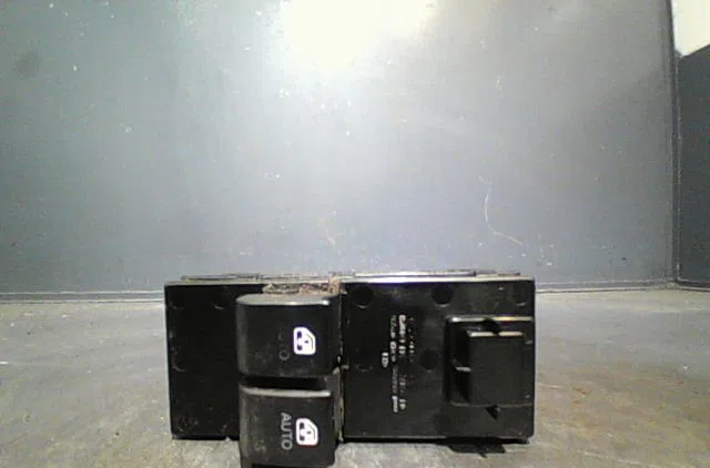 Commande lève-glace porte avant gauche Kia CEE'D SW (ED) 1.6 crdi 115 (2007-2012) occasion — photo 3