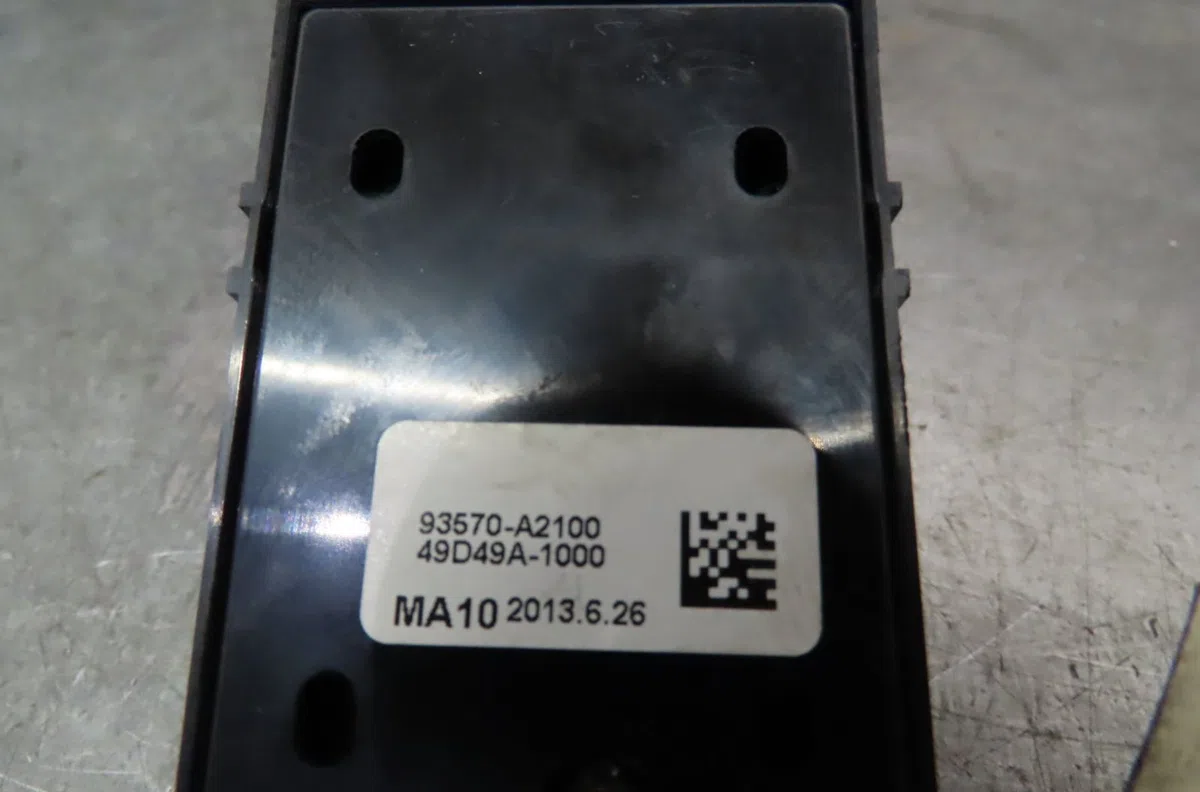 Commande lève-glace porte avant gauche Kia PRO CEE'D (JD) 1.6 crdi 128 (2013-2015) occasion — photo 2